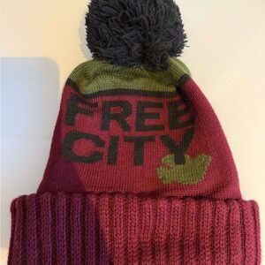 FREE CITY Touque with Pom-Pom - Burgundy and Olive